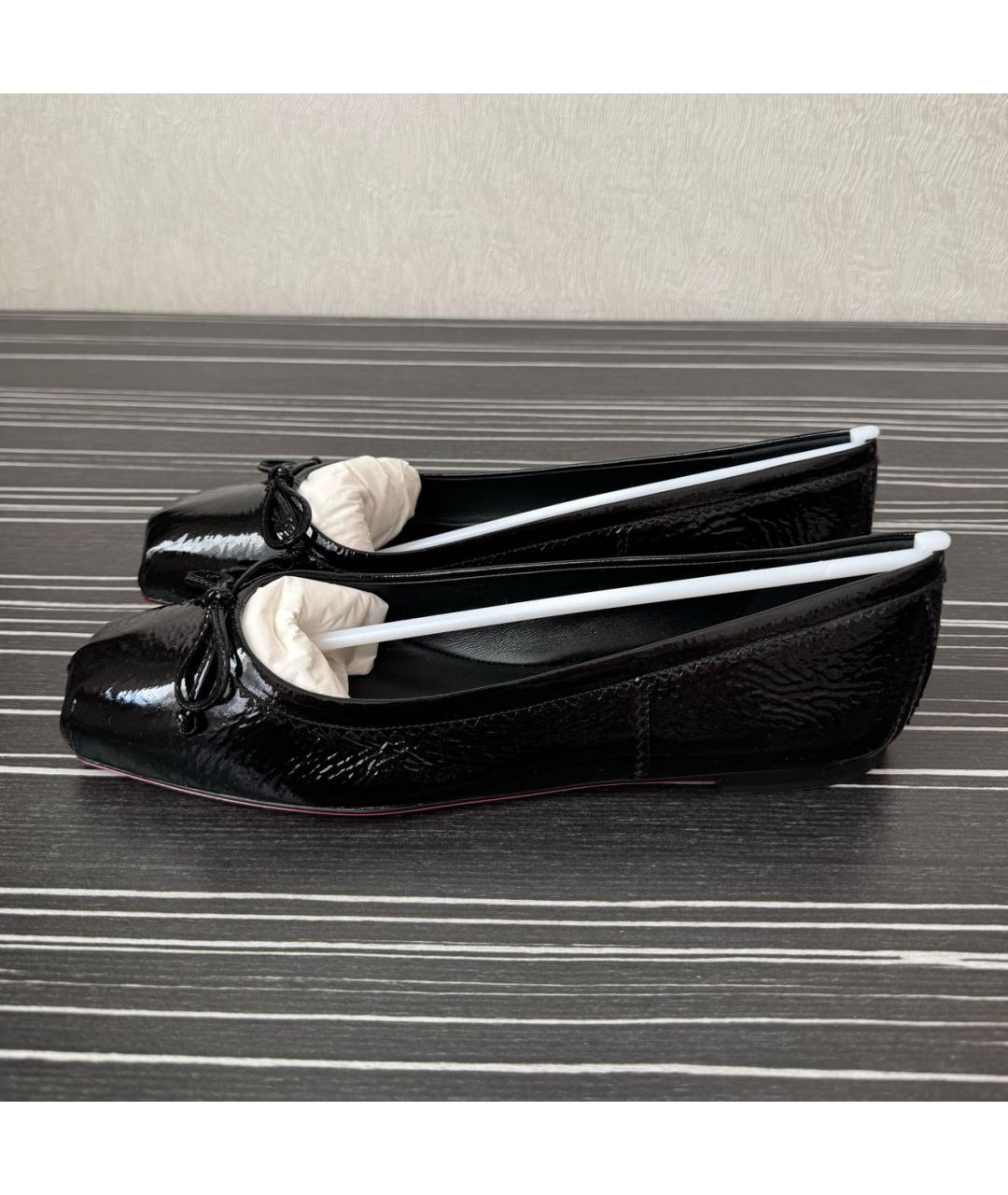 CHRISTIAN LOUBOUTIN Черные балетки из лакированной кожи, фото 2