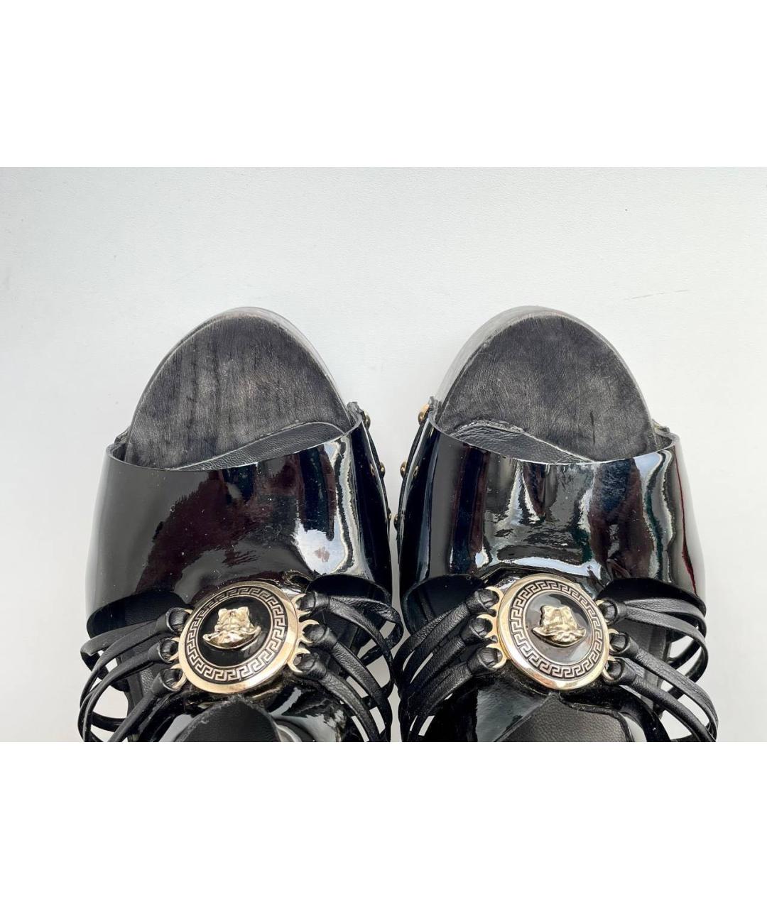 VERSACE Черные босоножки из лакированной кожи, фото 7
