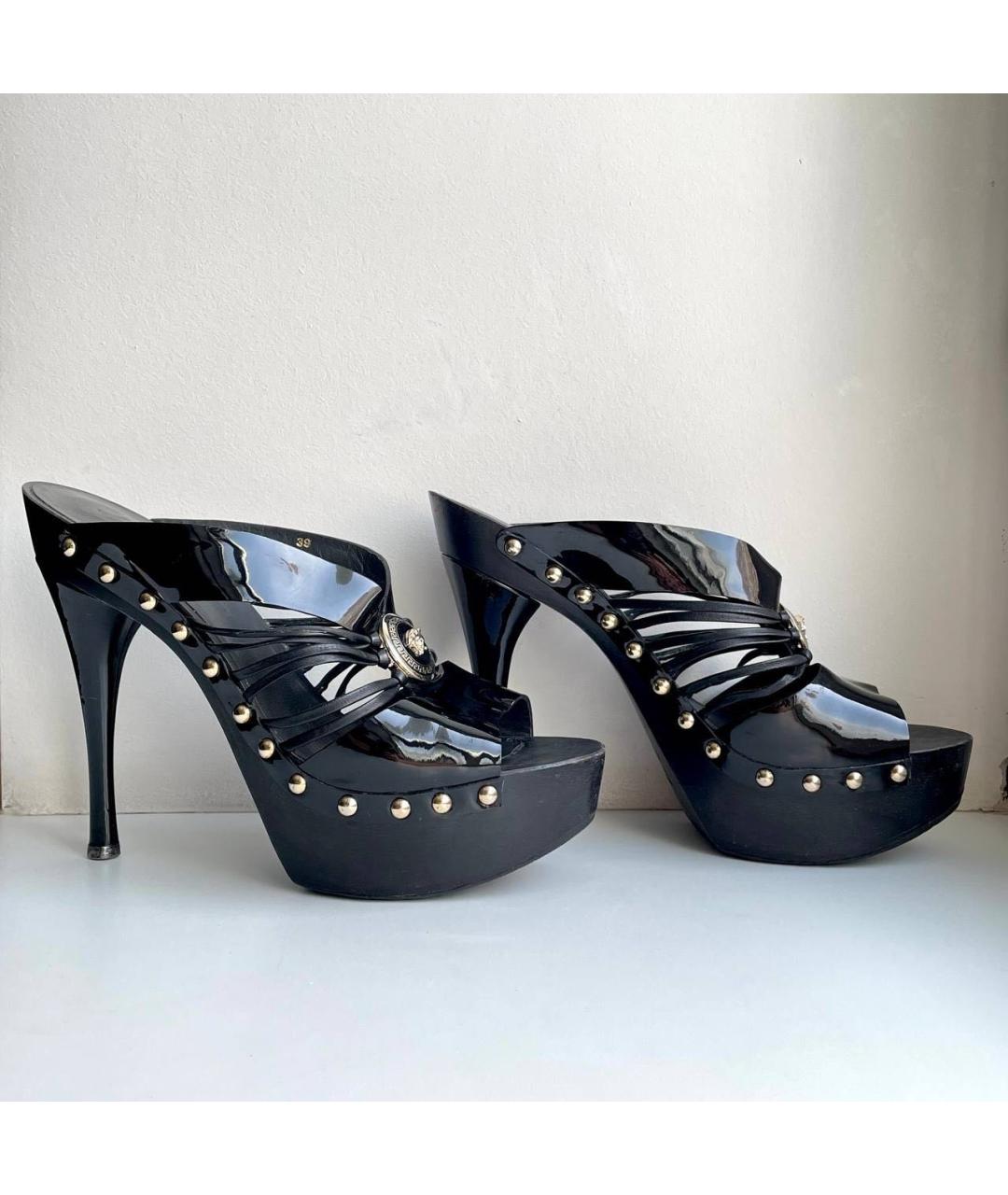 VERSACE Черные босоножки из лакированной кожи, фото 8