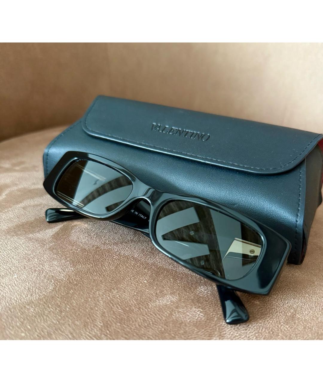 VALENTINO Черные пластиковые солнцезащитные очки, фото 4