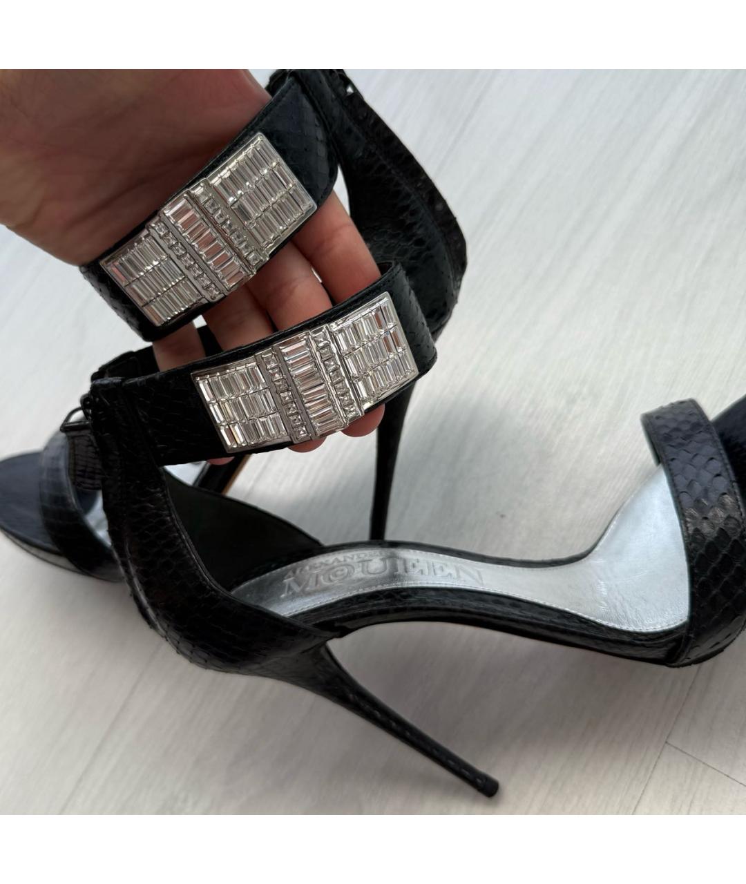 ALEXANDER MCQUEEN Черные босоножки из экзотической кожи, фото 3