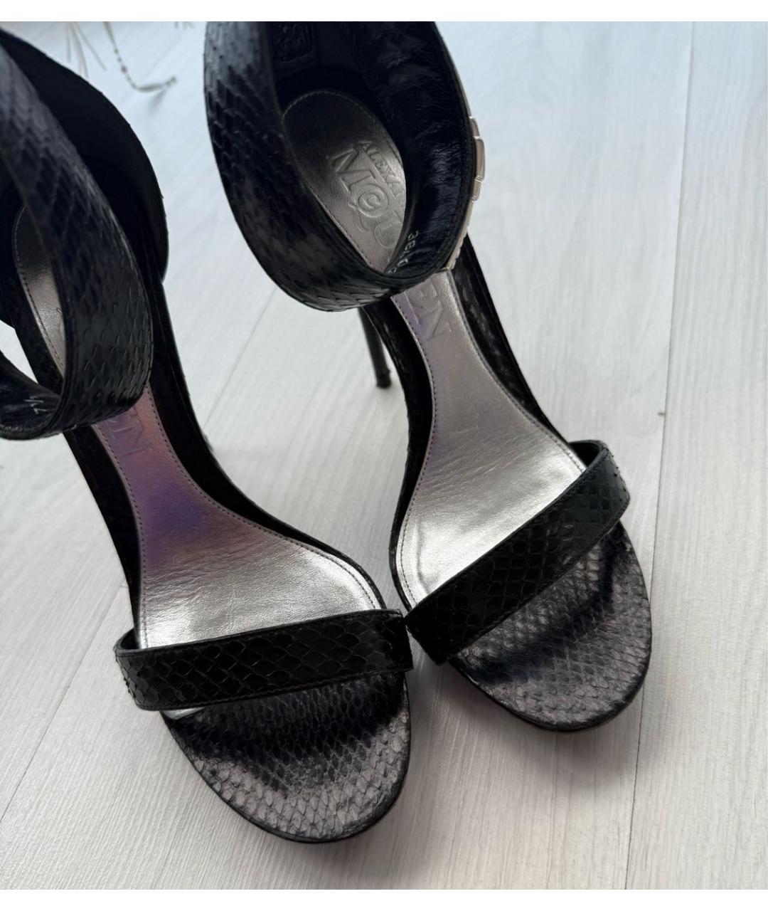ALEXANDER MCQUEEN Черные босоножки из экзотической кожи, фото 7