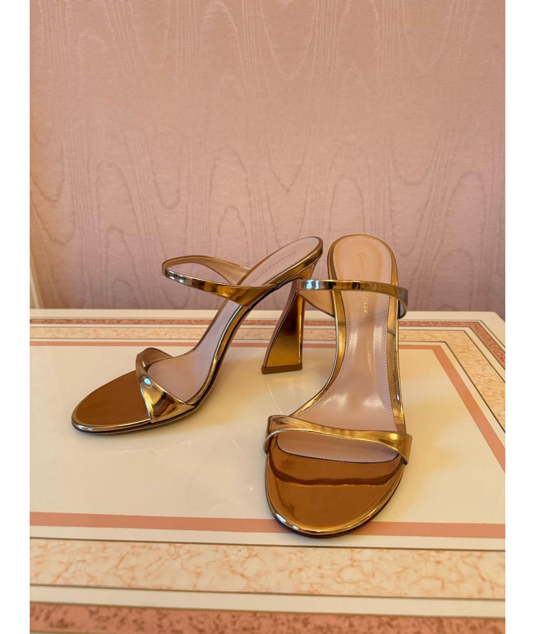 GIANVITO ROSSI Золотые босоножки из лакированной кожи, фото 2