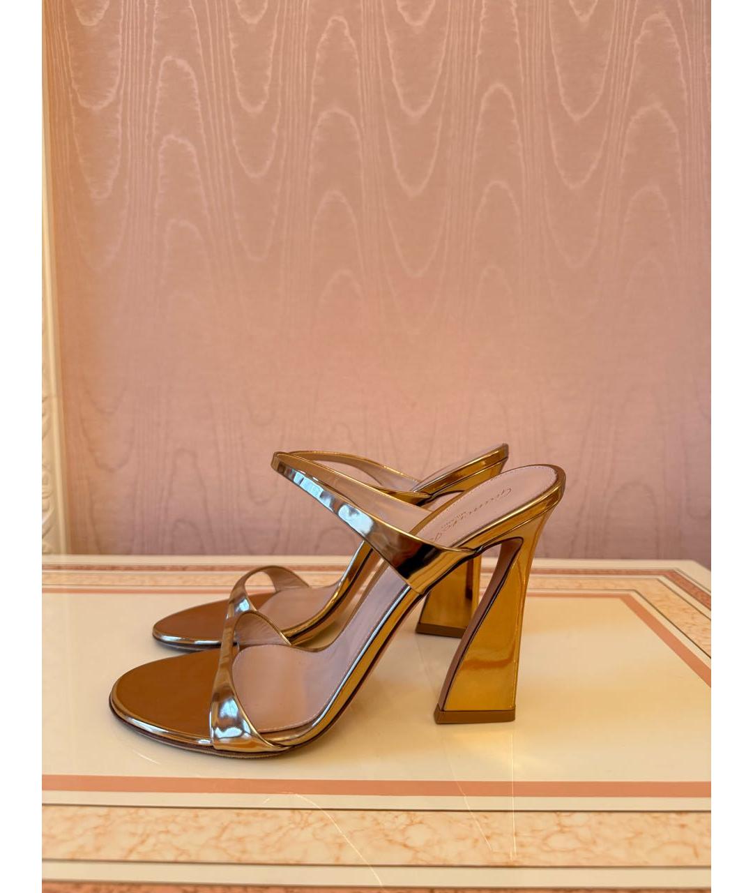 GIANVITO ROSSI Золотые босоножки из лакированной кожи, фото 6