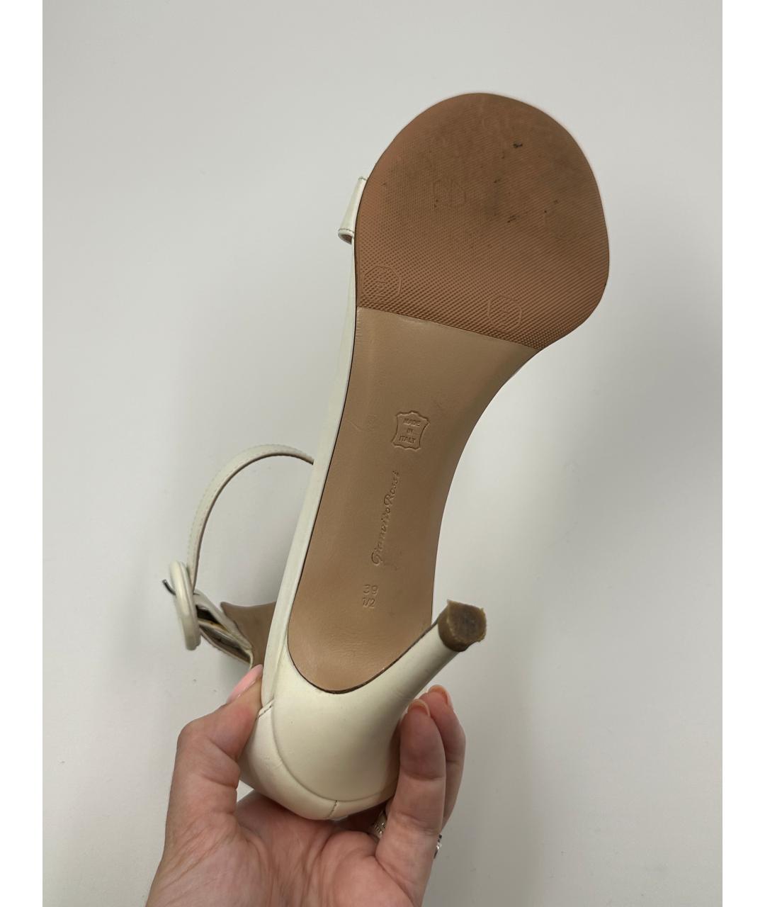 GIANVITO ROSSI Бежевые кожаные босоножки, фото 4