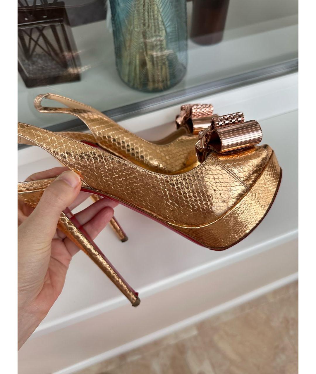CHRISTIAN LOUBOUTIN Золотые кожаные босоножки, фото 4