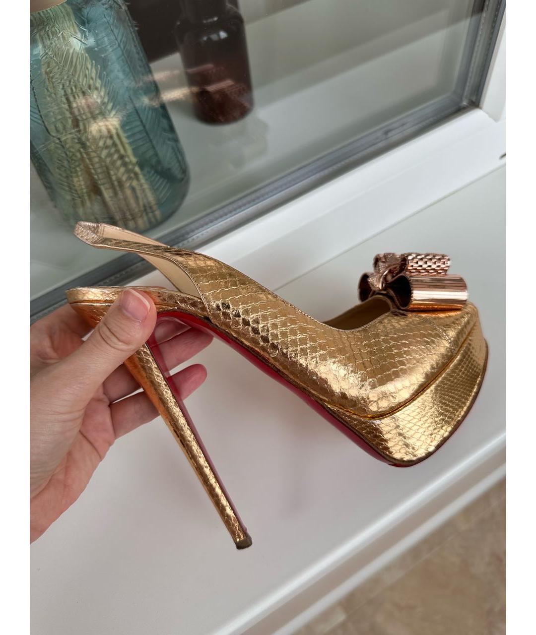 CHRISTIAN LOUBOUTIN Золотые кожаные босоножки, фото 3