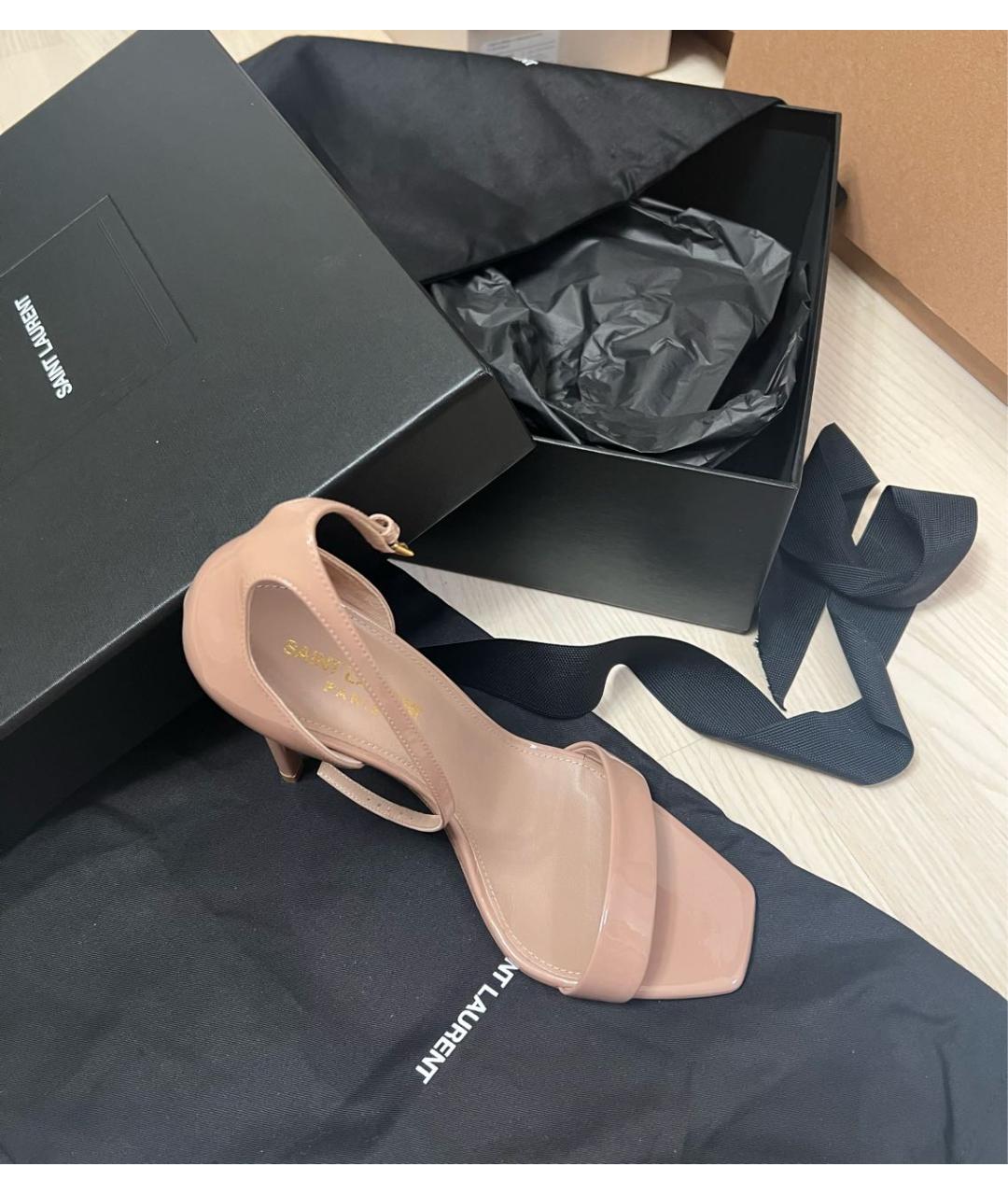 SAINT LAURENT Бежевые босоножки из лакированной кожи, фото 2