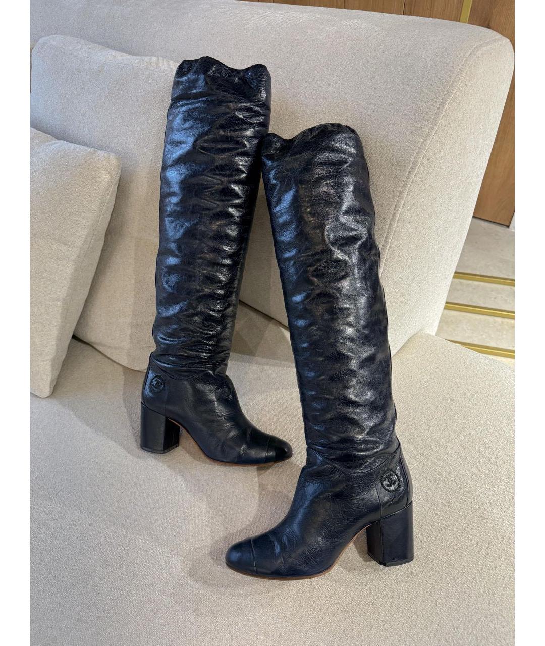 CHANEL Черные кожаные сапоги, фото 2