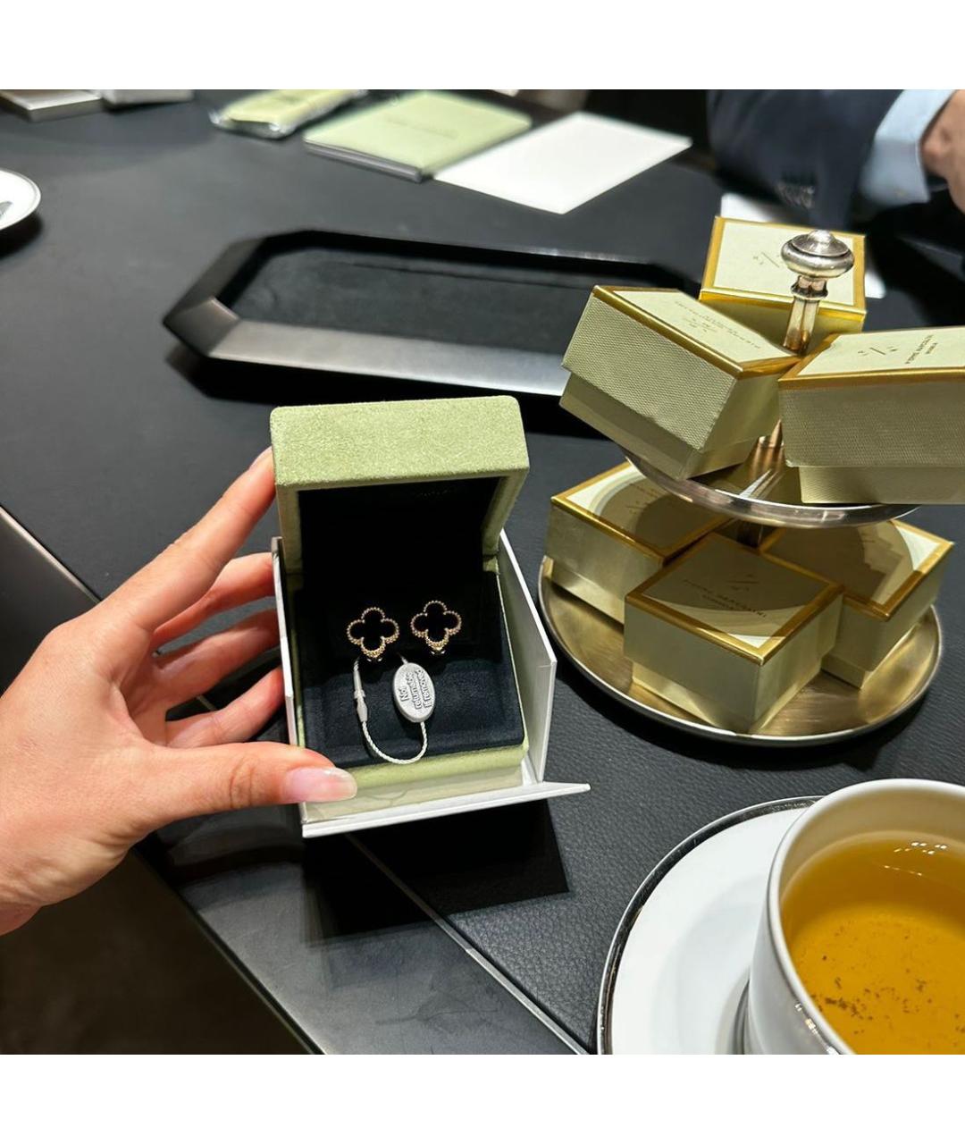 VAN CLEEF & ARPELS Черные серьги из желтого золота, фото 2