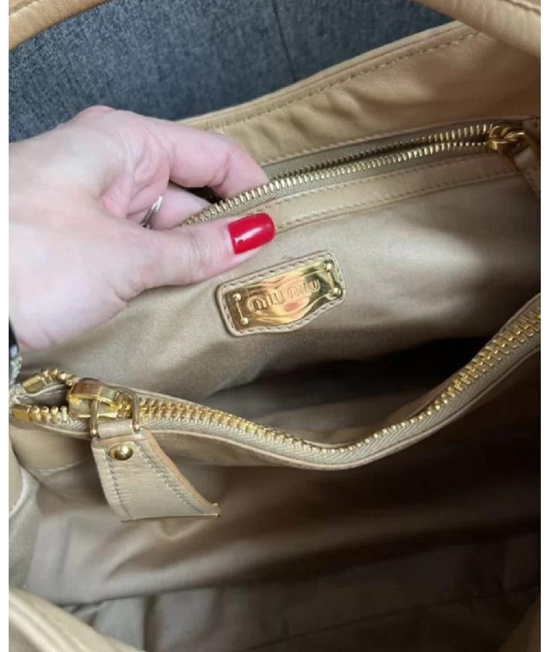 MIU MIU Бежевая кожаная сумка с короткими ручками, фото 8