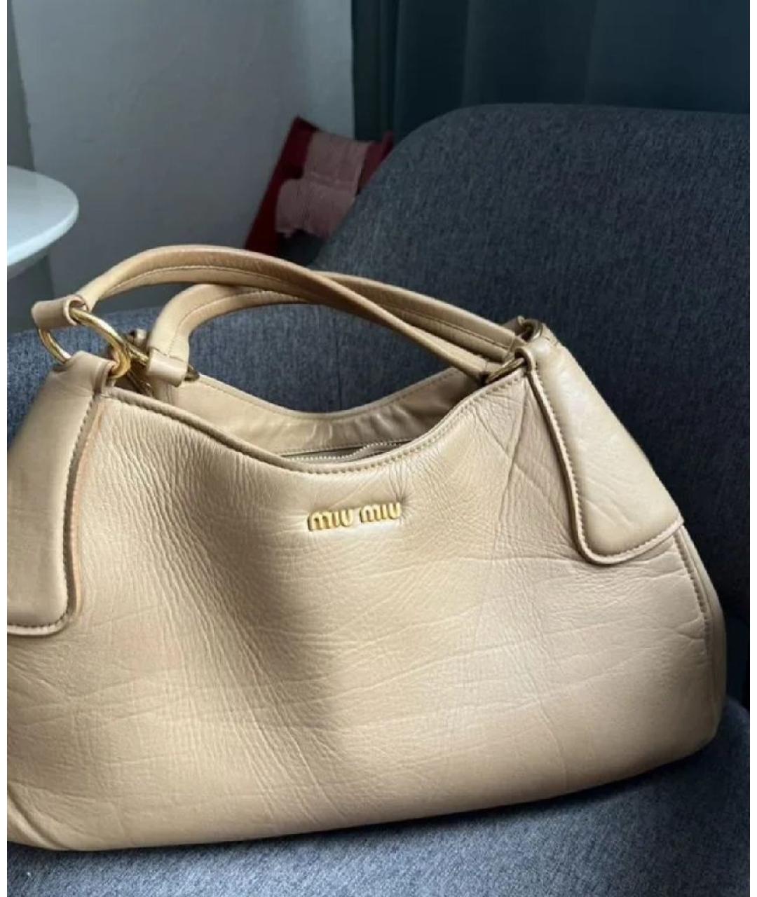 MIU MIU Бежевая кожаная сумка с короткими ручками, фото 6
