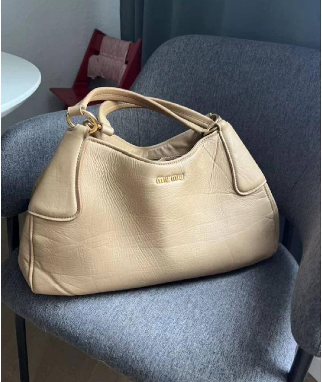 MIU MIU Бежевая кожаная сумка с короткими ручками, фото 5