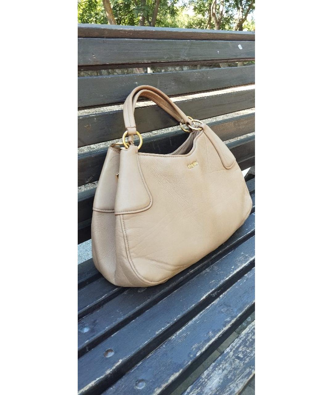 MIU MIU Бежевая кожаная сумка с короткими ручками, фото 2