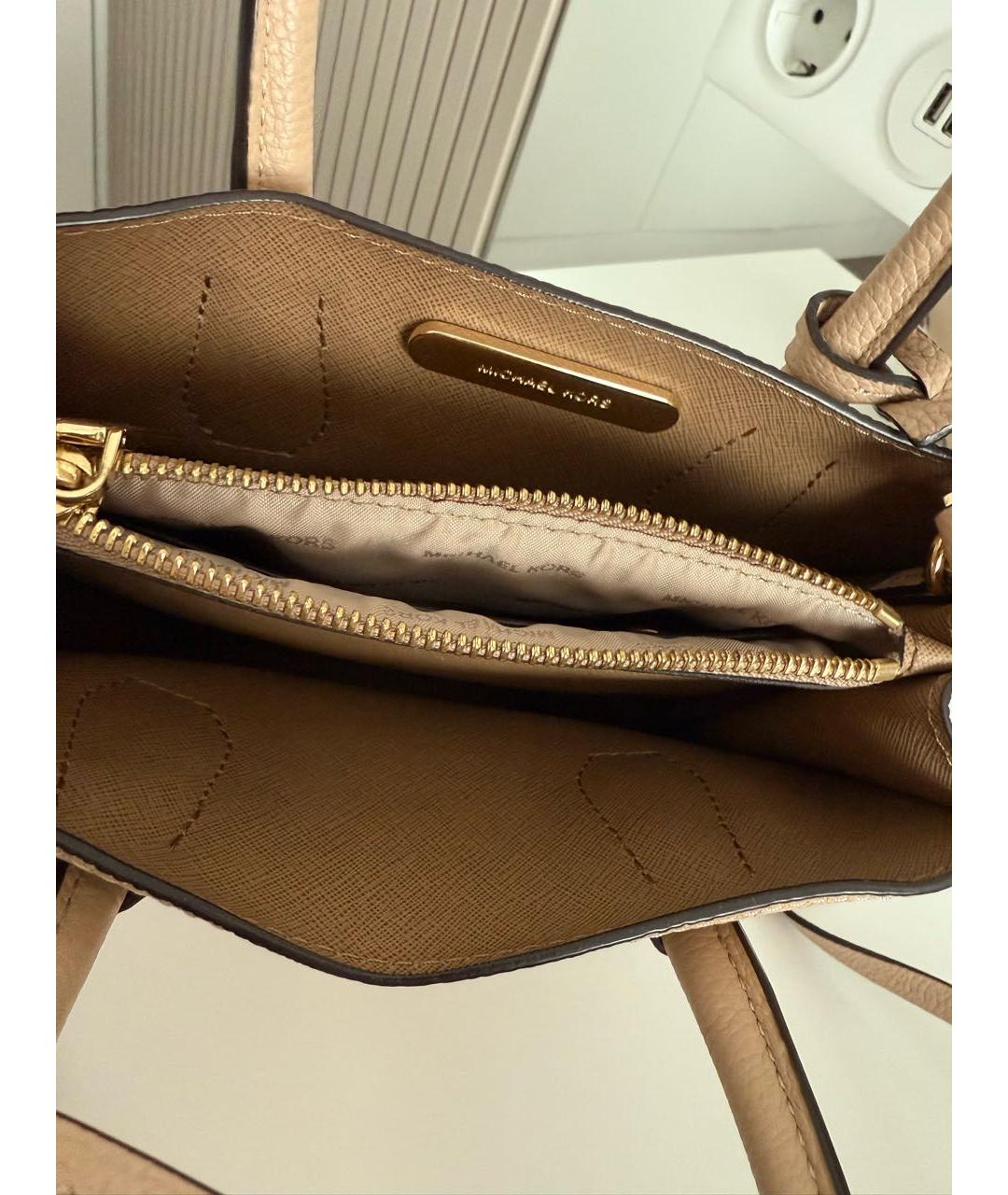 MICHAEL KORS Бежевая кожаная сумка с короткими ручками, фото 3