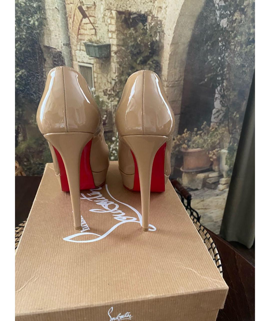CHRISTIAN LOUBOUTIN Бежевые туфли из лакированной кожи, фото 4
