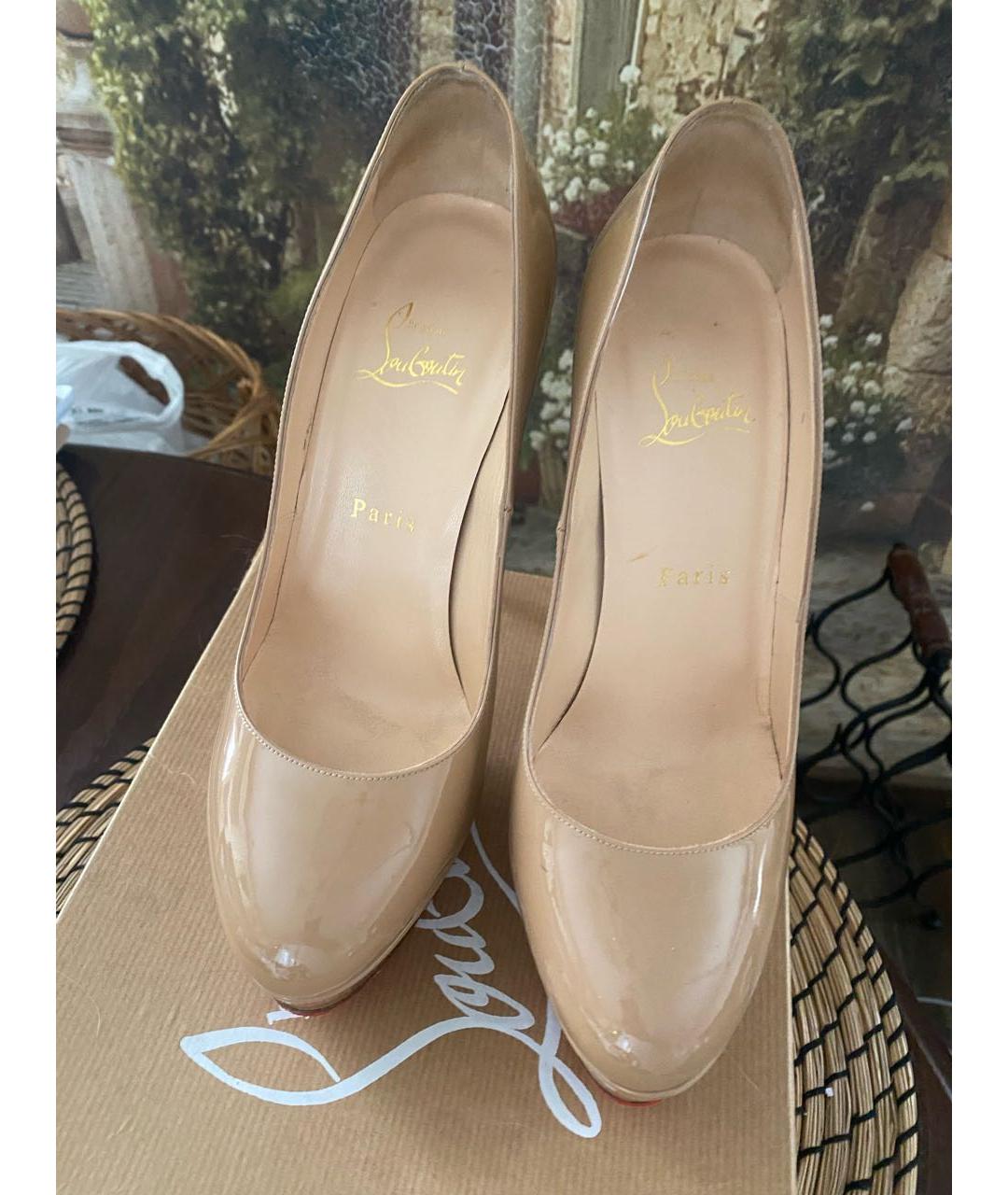 CHRISTIAN LOUBOUTIN Бежевые туфли из лакированной кожи, фото 2