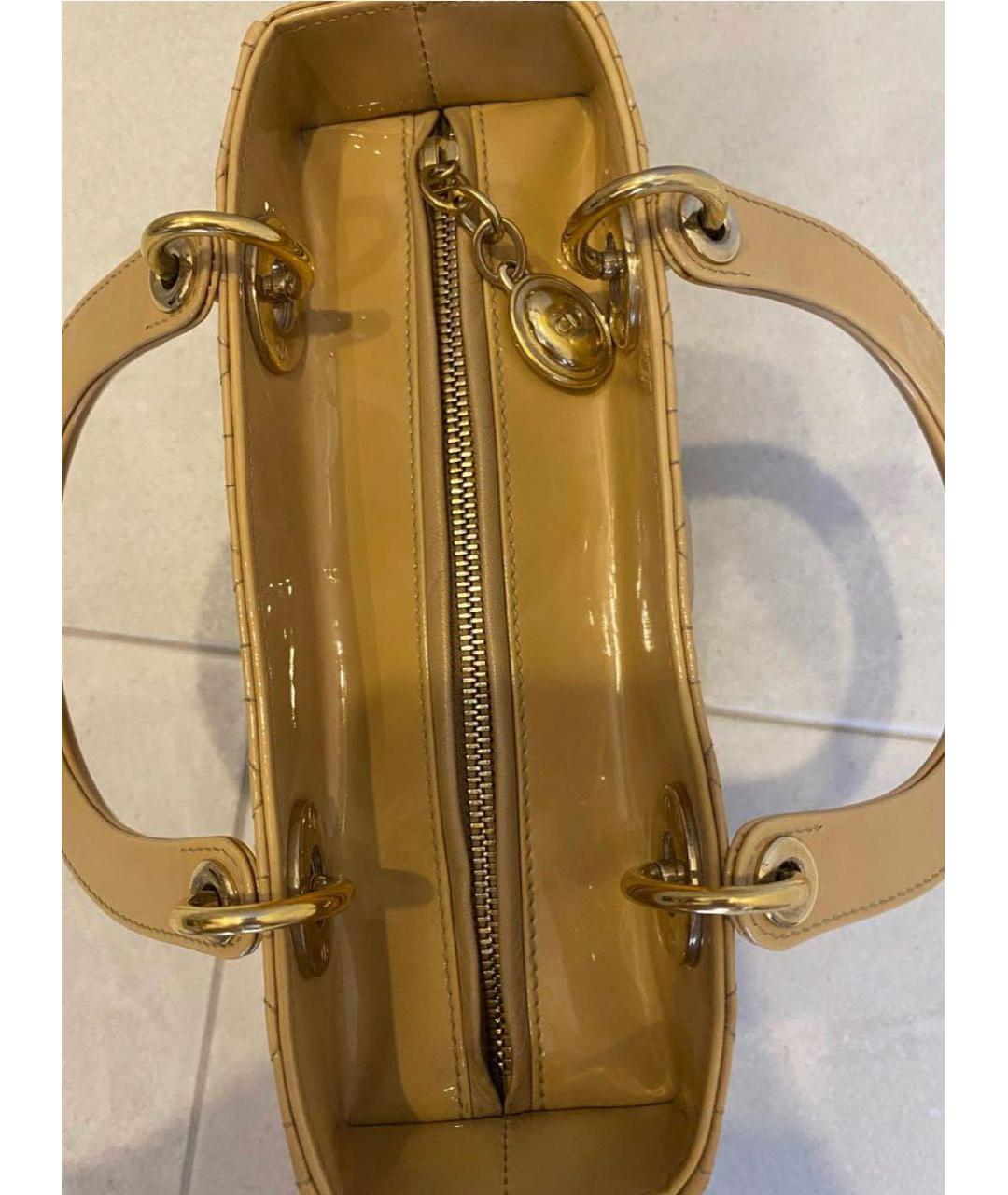 CHRISTIAN DIOR Бежевая сумка с короткими ручками из лакированной кожи, фото 8
