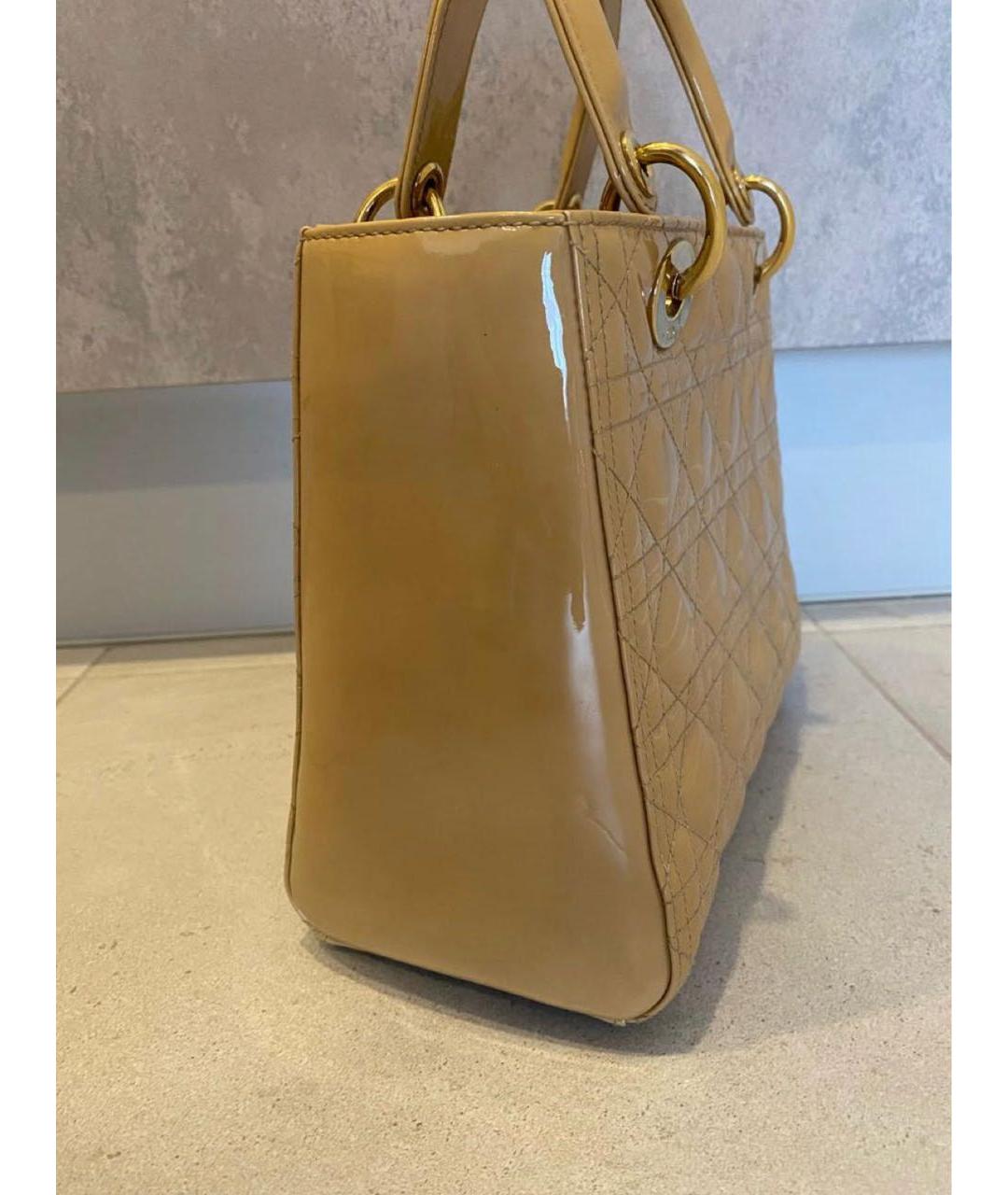 CHRISTIAN DIOR Бежевая сумка с короткими ручками из лакированной кожи, фото 2