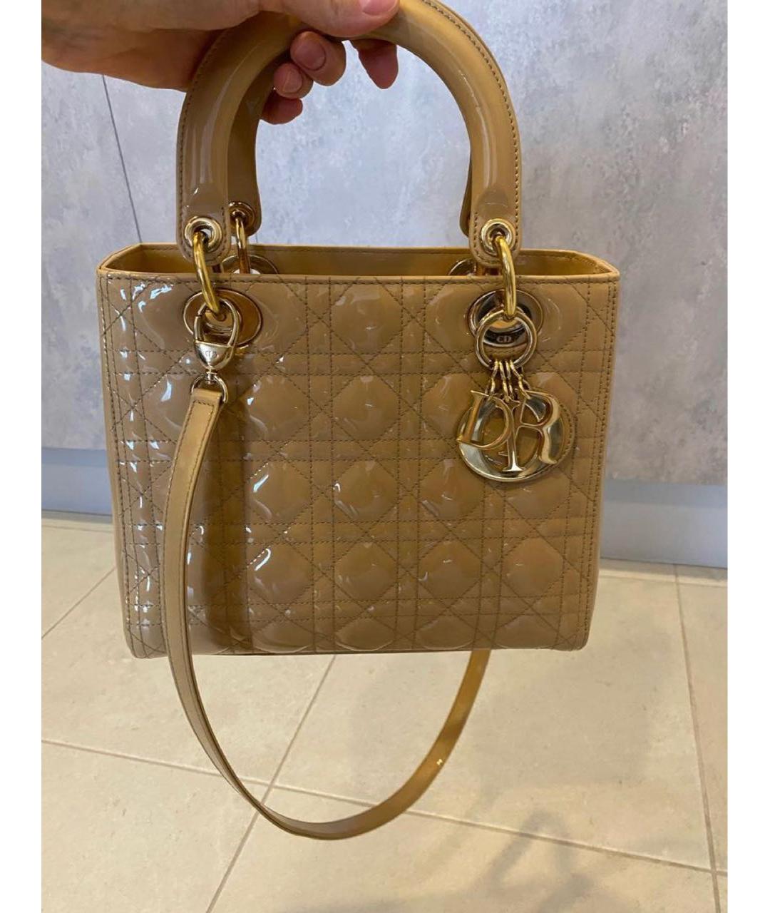 CHRISTIAN DIOR Бежевая сумка с короткими ручками из лакированной кожи, фото 7