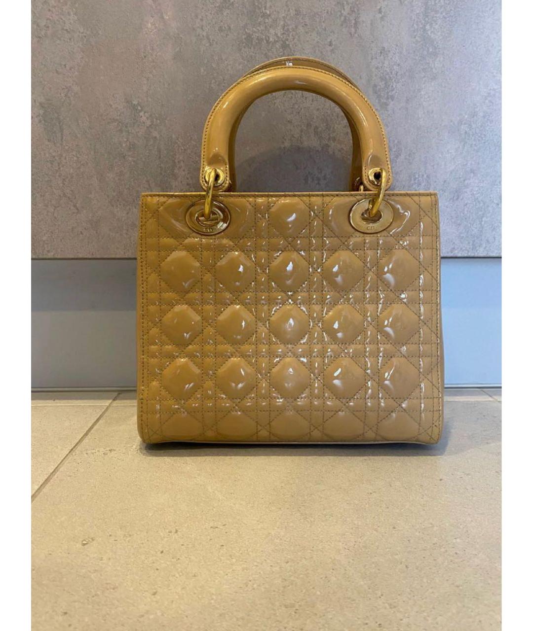 CHRISTIAN DIOR Бежевая сумка с короткими ручками из лакированной кожи, фото 3