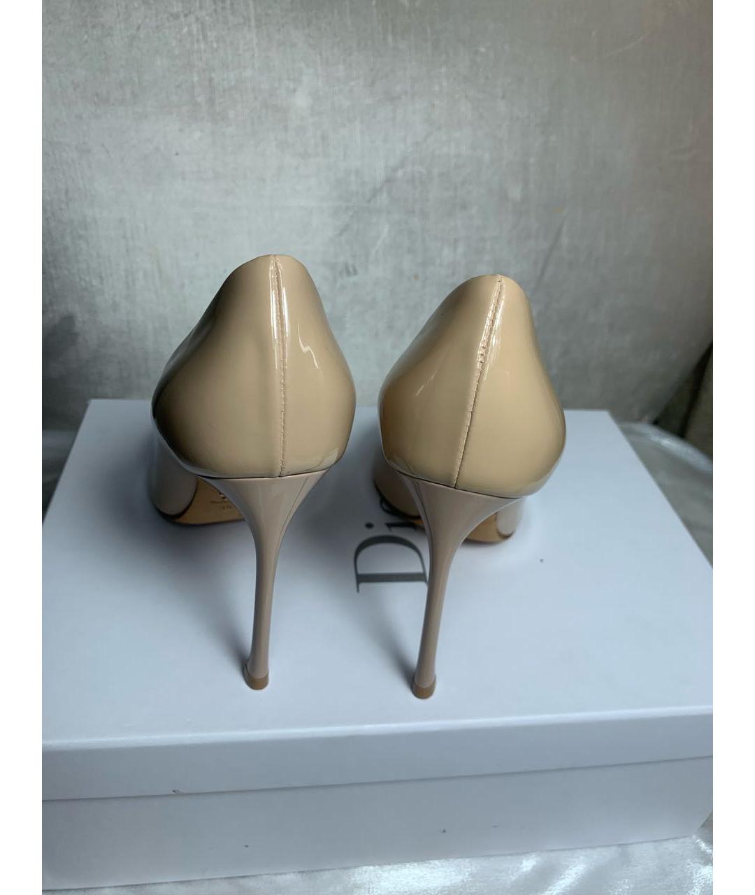 CHRISTIAN DIOR Бежевые туфли из лакированной кожи, фото 4