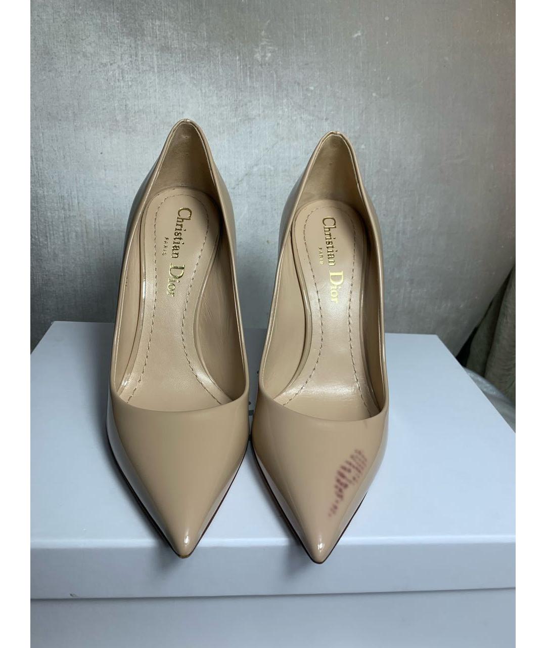 CHRISTIAN DIOR Бежевые туфли из лакированной кожи, фото 2