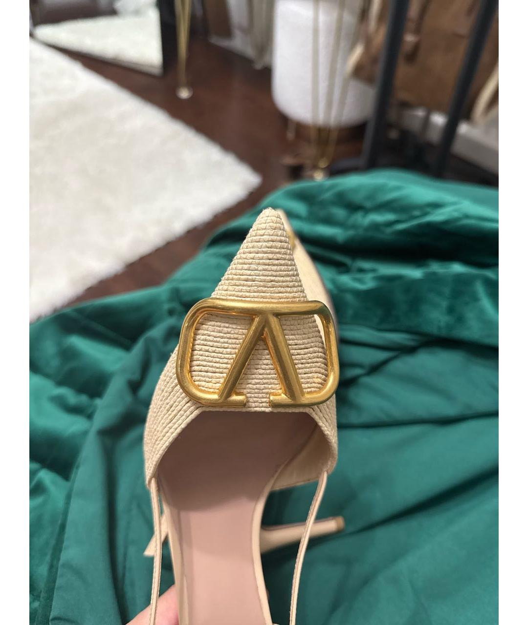 VALENTINO Бежевые кожаные лодочки на низком каблуке, фото 6