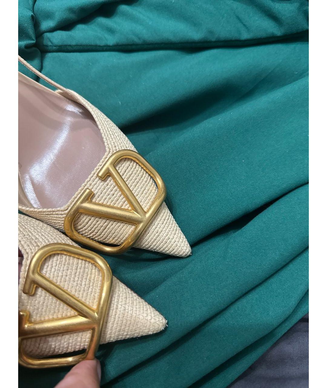 VALENTINO Бежевые кожаные лодочки на низком каблуке, фото 8