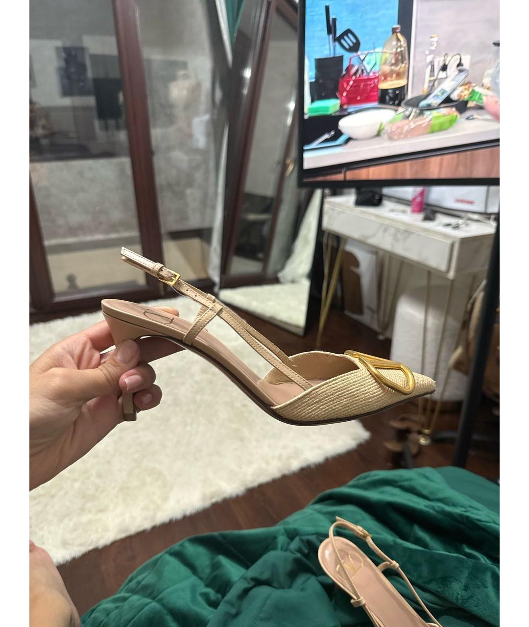 VALENTINO Бежевые кожаные лодочки на низком каблуке, фото 9