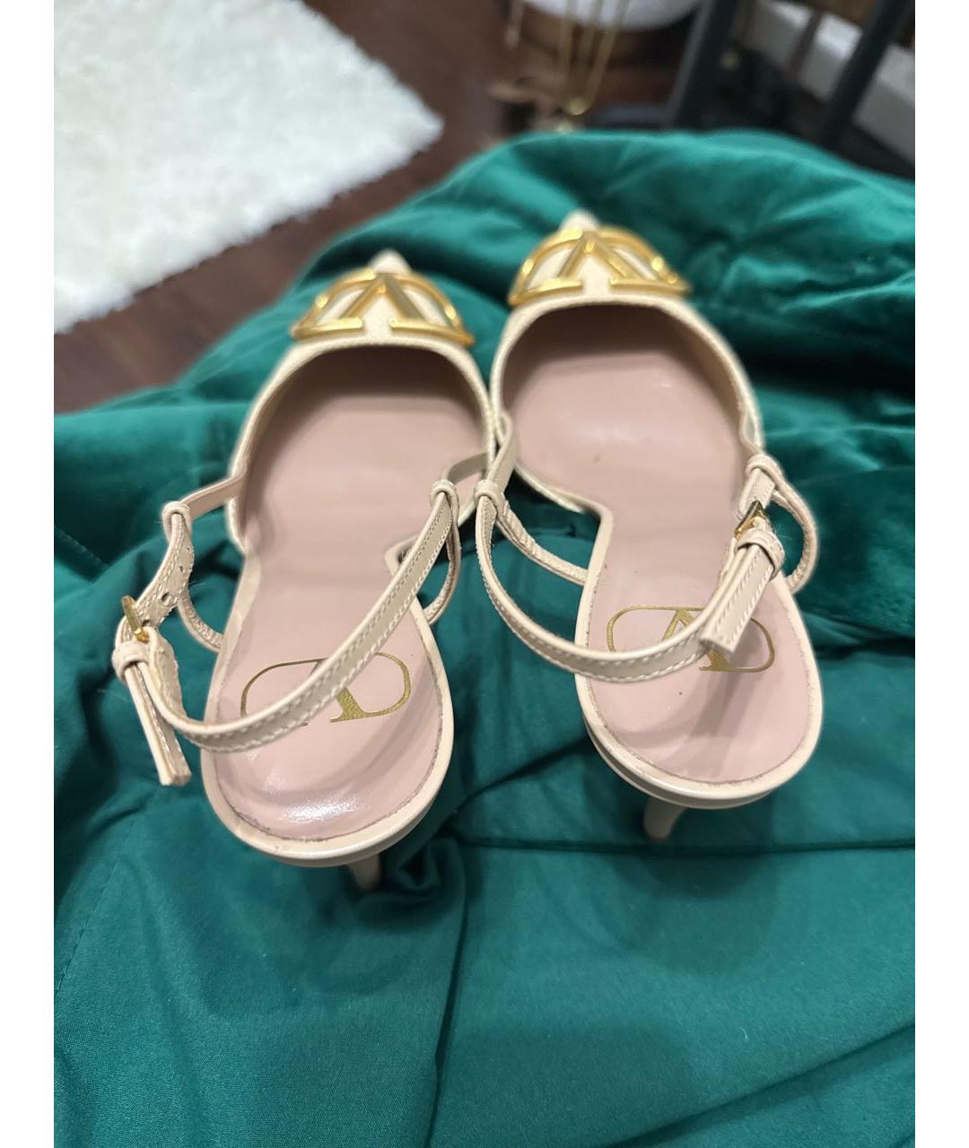 VALENTINO Бежевые кожаные лодочки на низком каблуке, фото 3