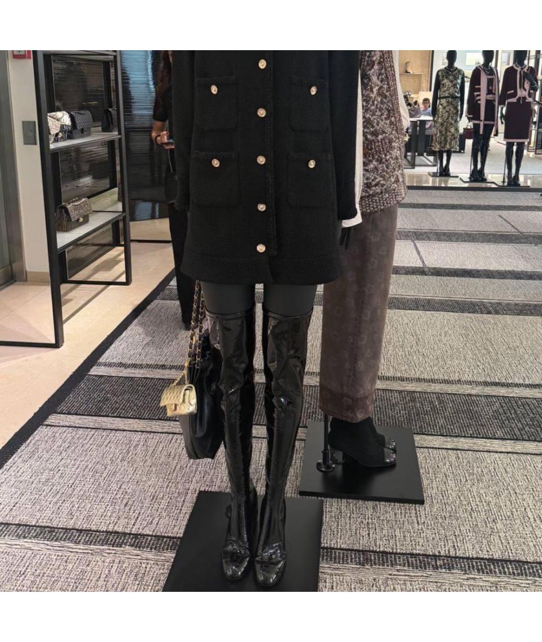 CHANEL Черные ботфорты из лакированной кожи, фото 3