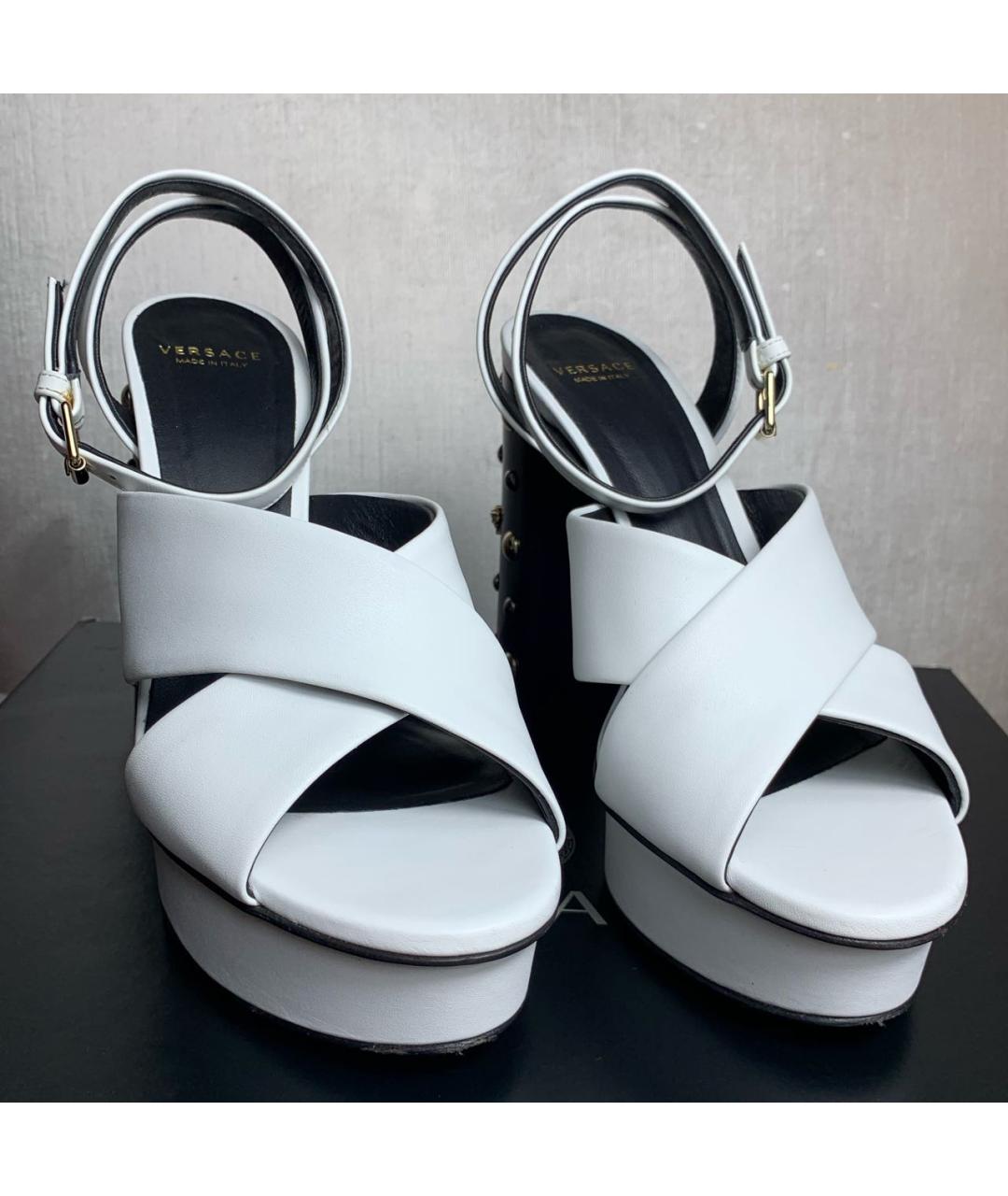 VERSACE Белые кожаные босоножки, фото 2