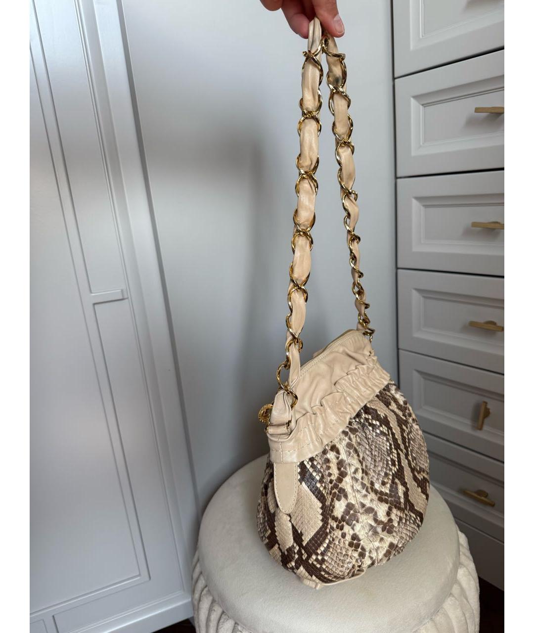 VALENTINO Бежевая сумка с короткими ручками из экзотической кожи, фото 2