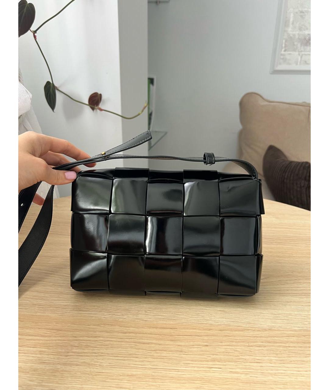 BOTTEGA VENETA Черная сумка через плечо из лакированной кожи, фото 3