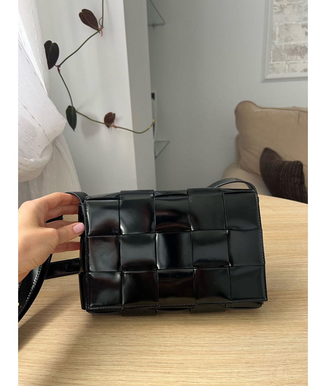 BOTTEGA VENETA Черная сумка через плечо из лакированной кожи, фото 5
