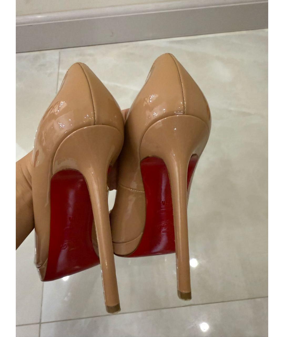 CHRISTIAN LOUBOUTIN Бежевые туфли из лакированной кожи, фото 4