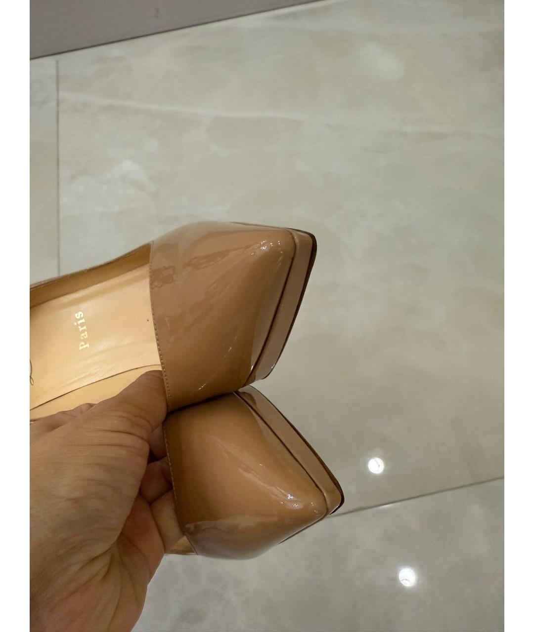 CHRISTIAN LOUBOUTIN Бежевые туфли из лакированной кожи, фото 5