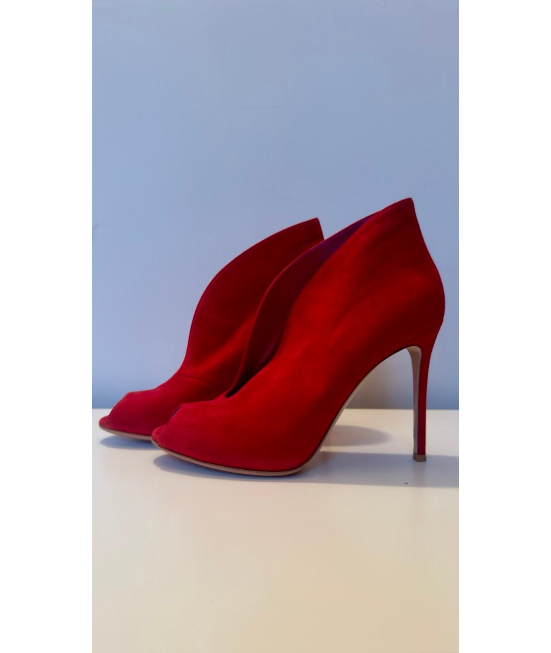 GIANVITO ROSSI Красные замшевые ботильоны, фото 6