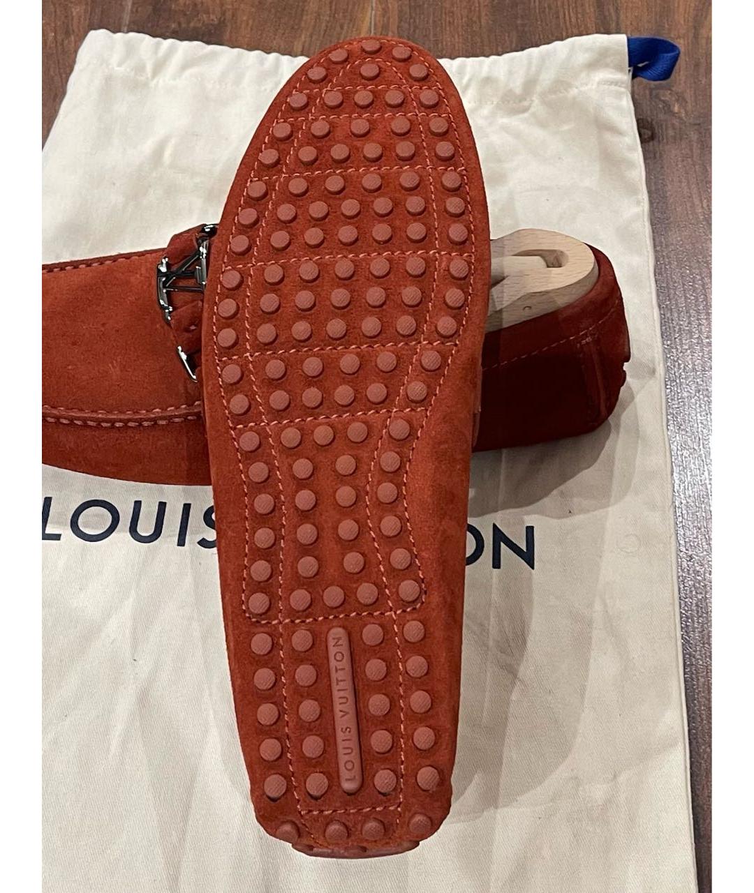 LOUIS VUITTON Красные замшевые мокасины, фото 6