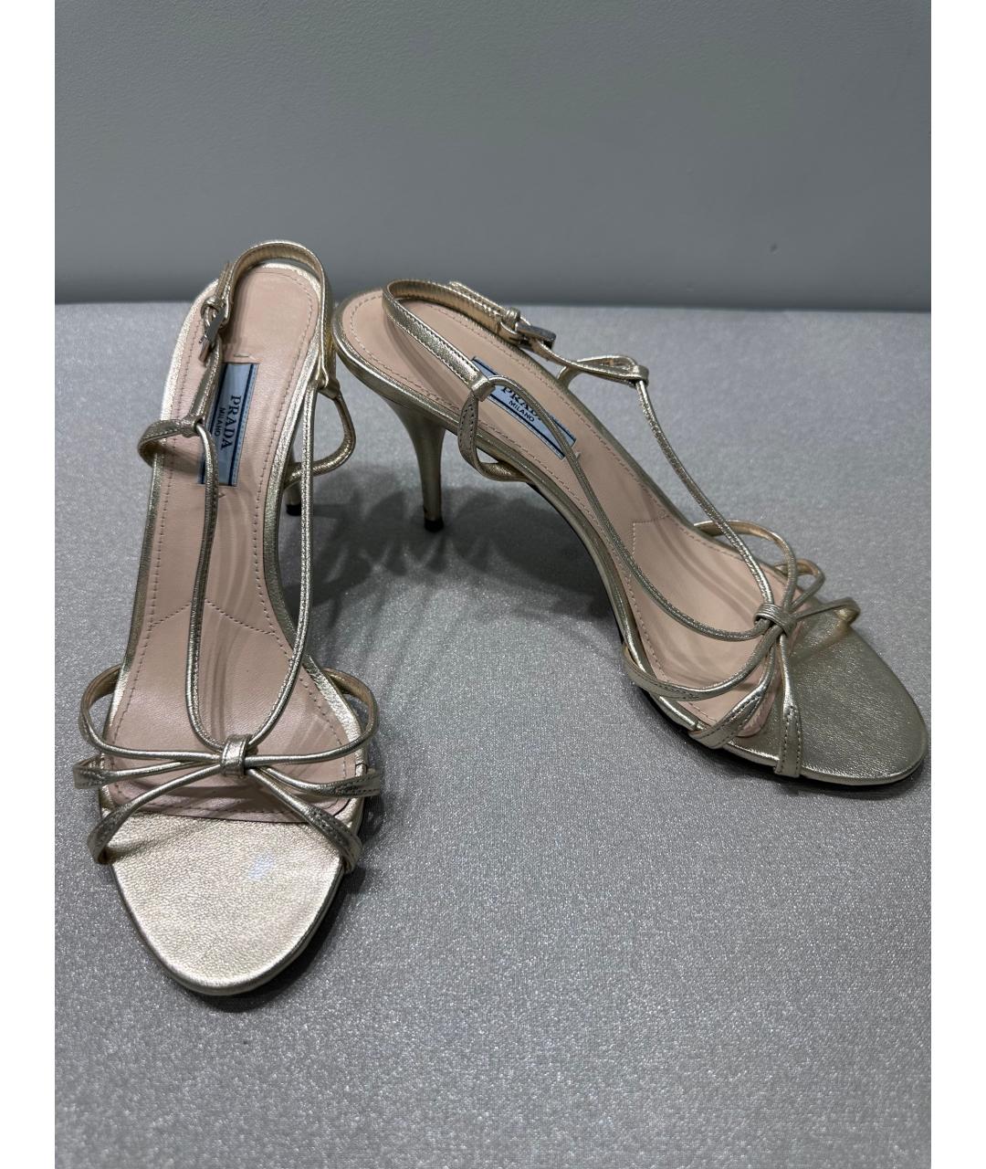 PRADA Золотые кожаные босоножки, фото 2