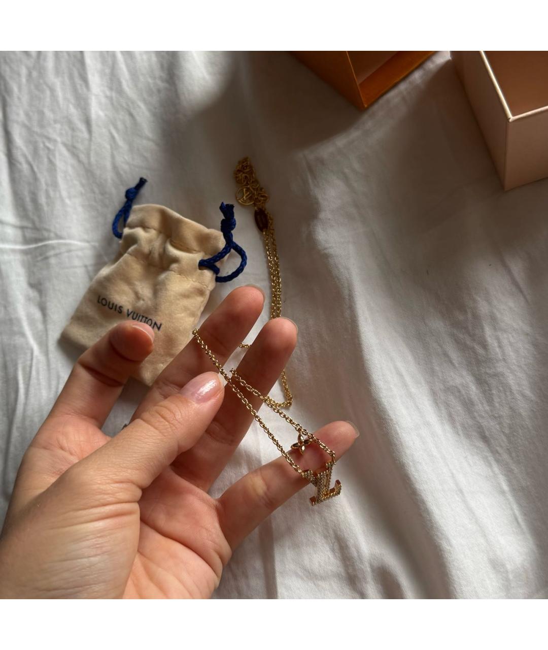 LOUIS VUITTON Золотая металлическая подвеска, фото 3