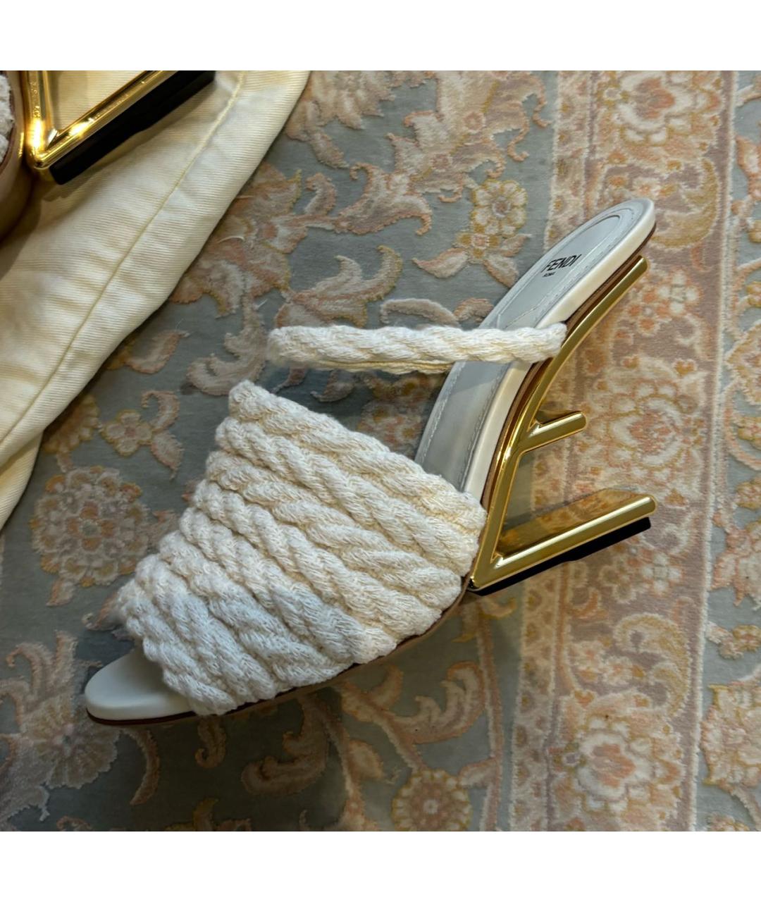 FENDI Белые кожаные мюли, фото 5