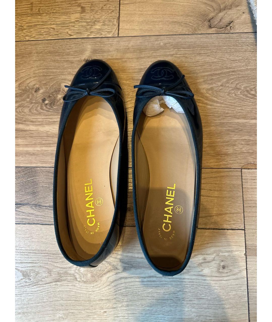 CHANEL Темно-синие балетки из лакированной кожи, фото 3