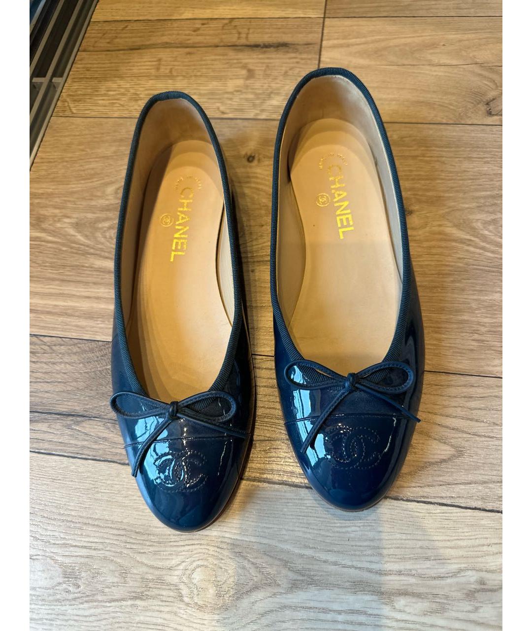 CHANEL Темно-синие балетки из лакированной кожи, фото 2