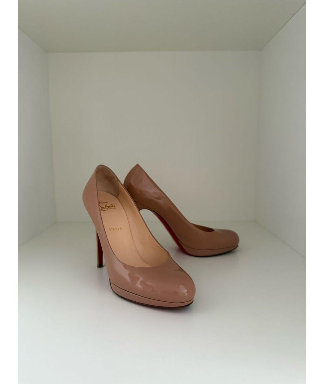 CHRISTIAN LOUBOUTIN Бежевые туфли из лакированной кожи, фото 5