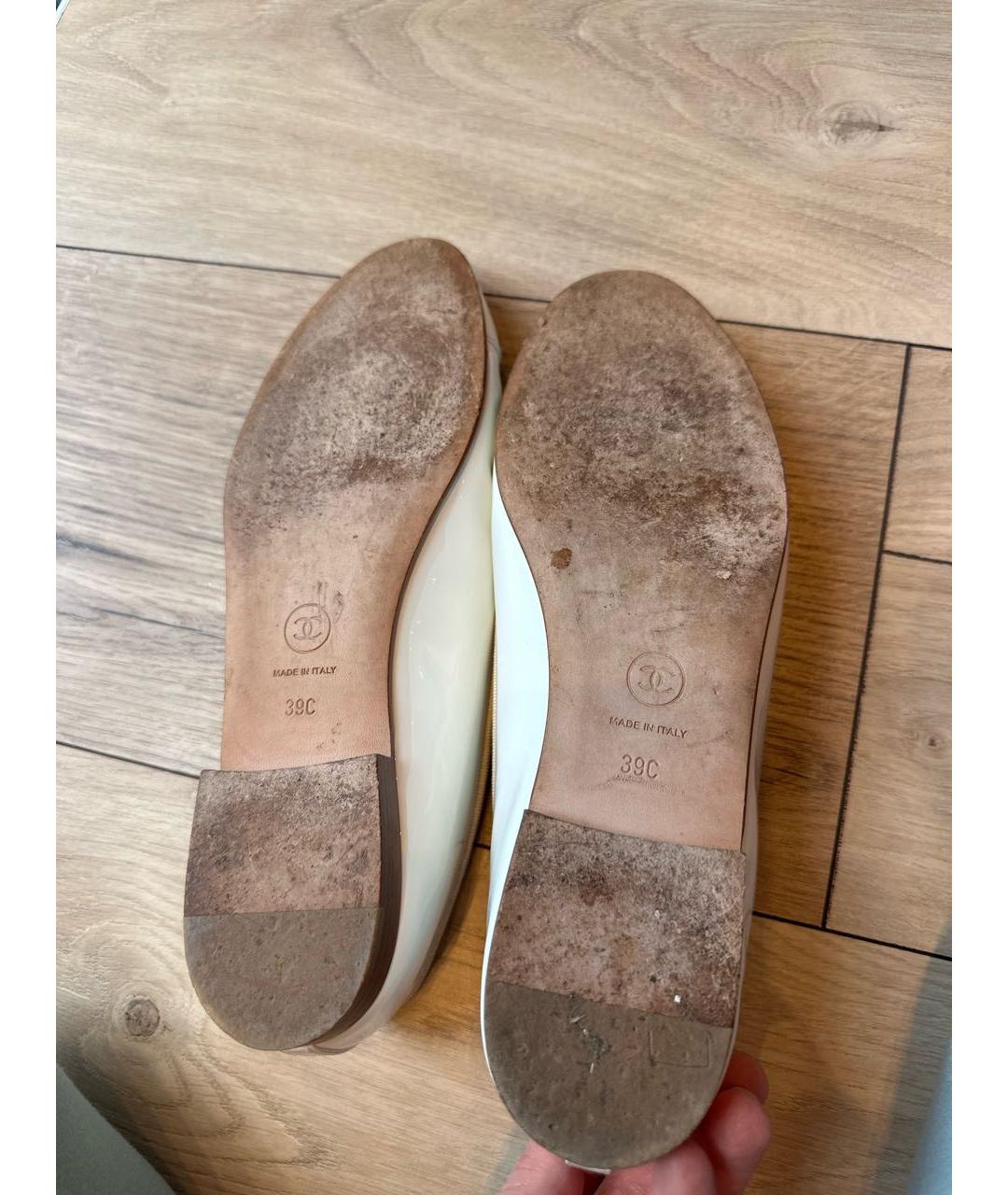 CHANEL Белые балетки из лакированной кожи, фото 5