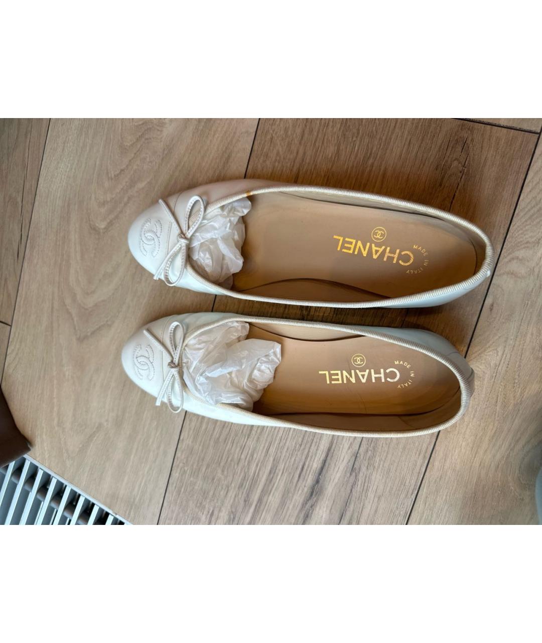 CHANEL Белые балетки из лакированной кожи, фото 3