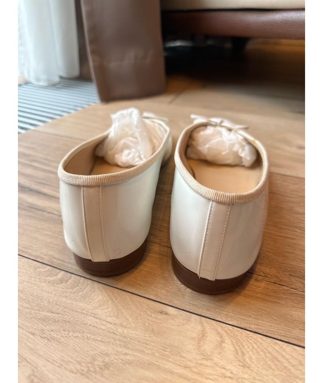 CHANEL Белые балетки из лакированной кожи, фото 4