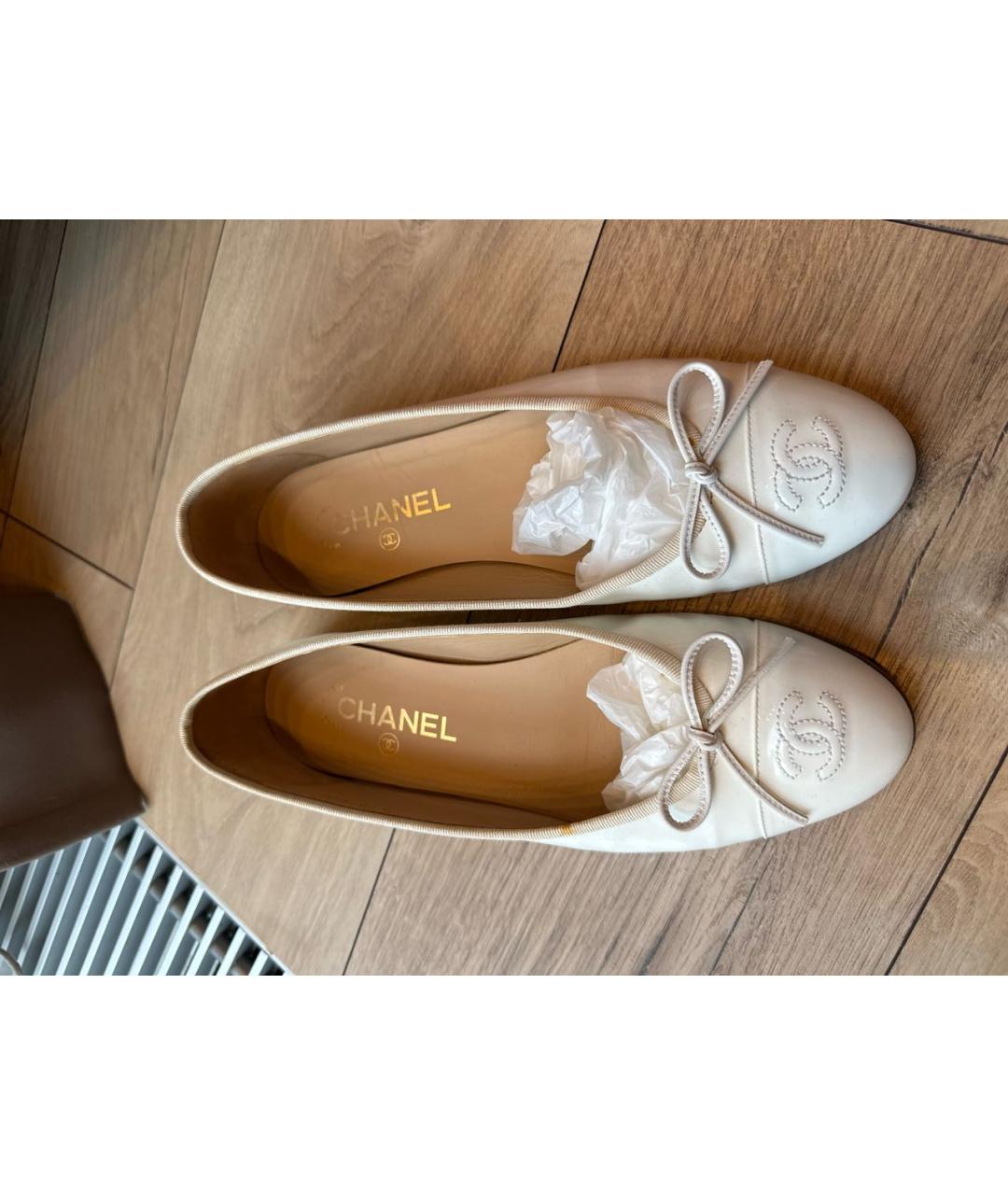 CHANEL Белые балетки из лакированной кожи, фото 2